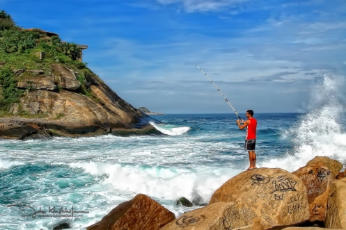 Pescando entre pedras e mar revolto